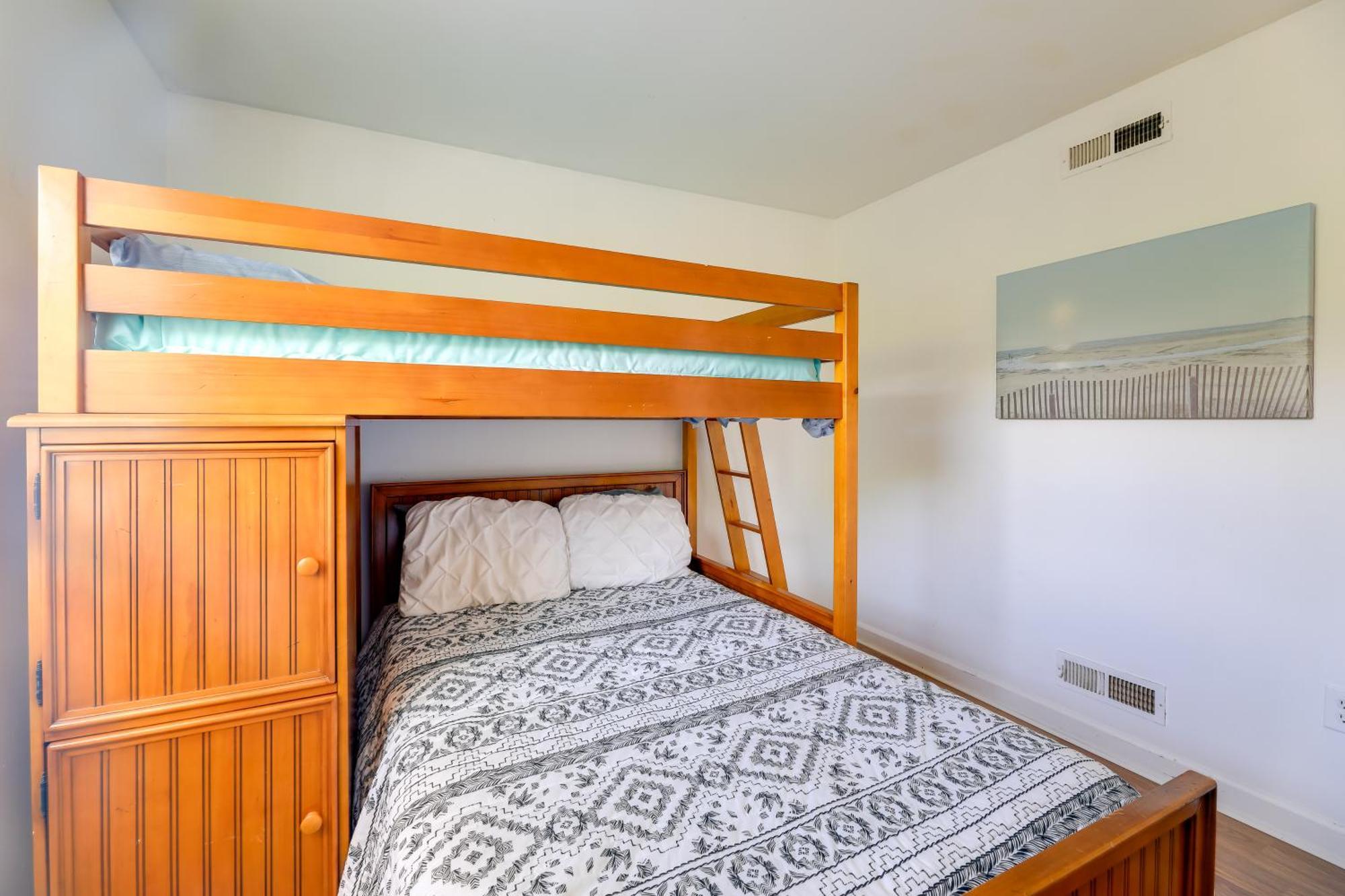 West Of The Moon Ocean Apt With Beach Access! 에메랄드 아일 외부 사진